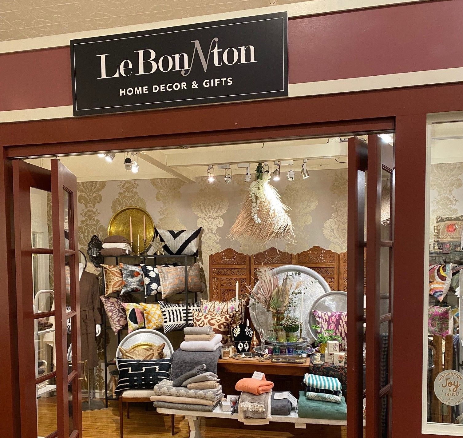 Globally inspired a unique curation for gifting and decorating, LeBonNton has delightful items for everyone.